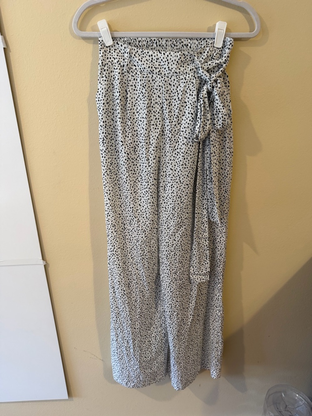 Forever 21 White Pants with Black Speckle Tie Waist